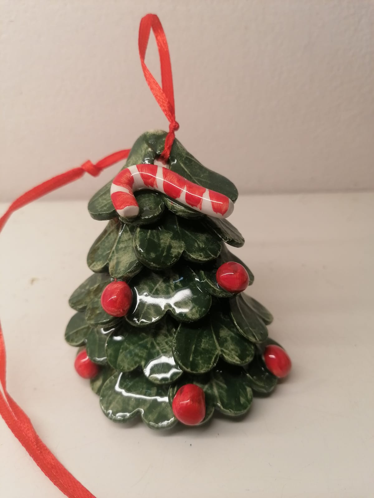 Decorazione ad albero di natale in ceramica dipinta a mano
