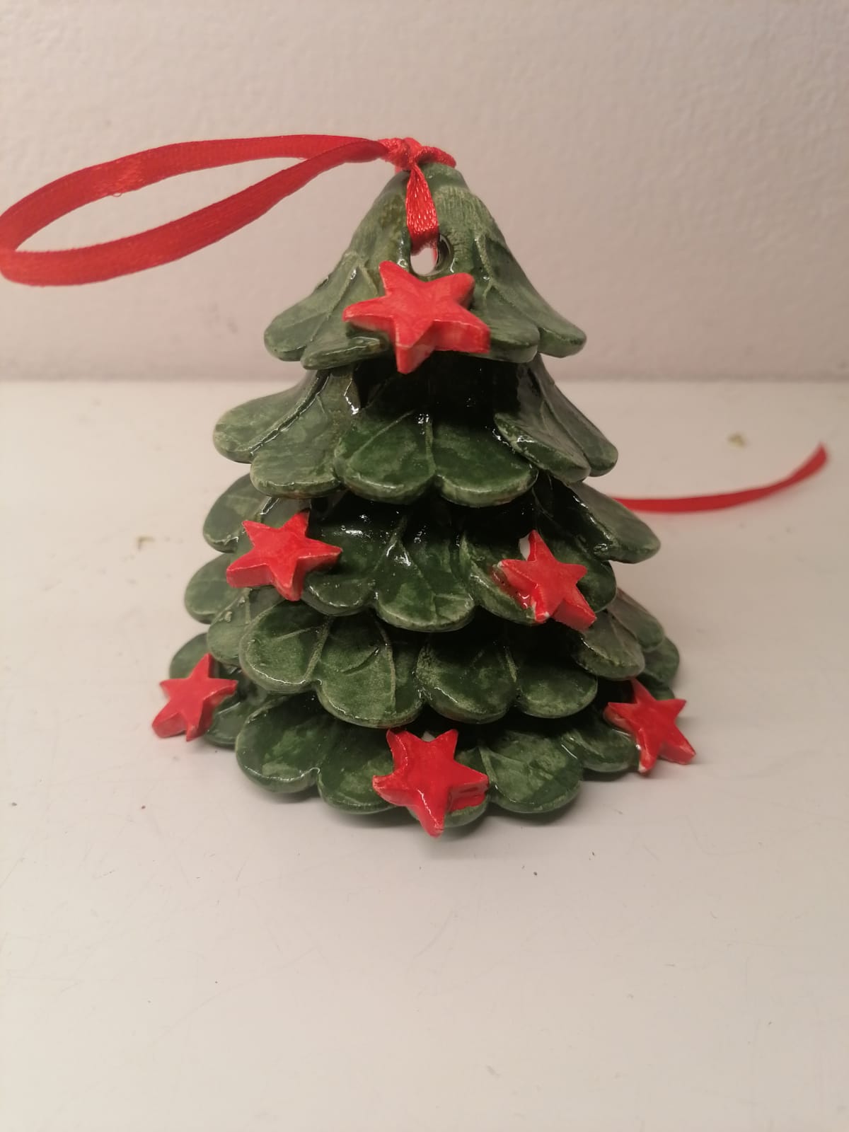 Decorazione ad albero di natale in ceramica dipinta a mano