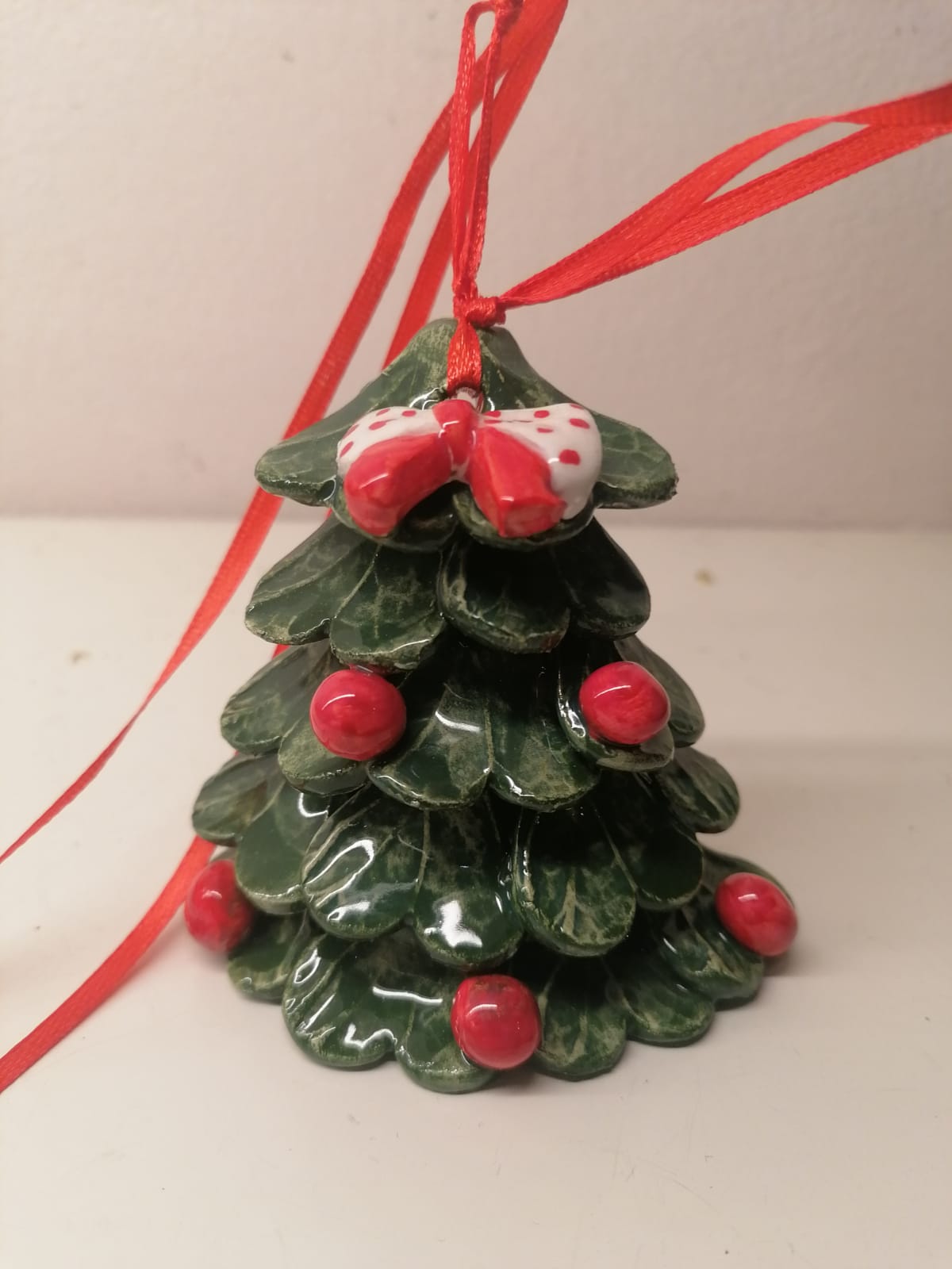 Decorazione ad albero di natale in ceramica dipinta a mano