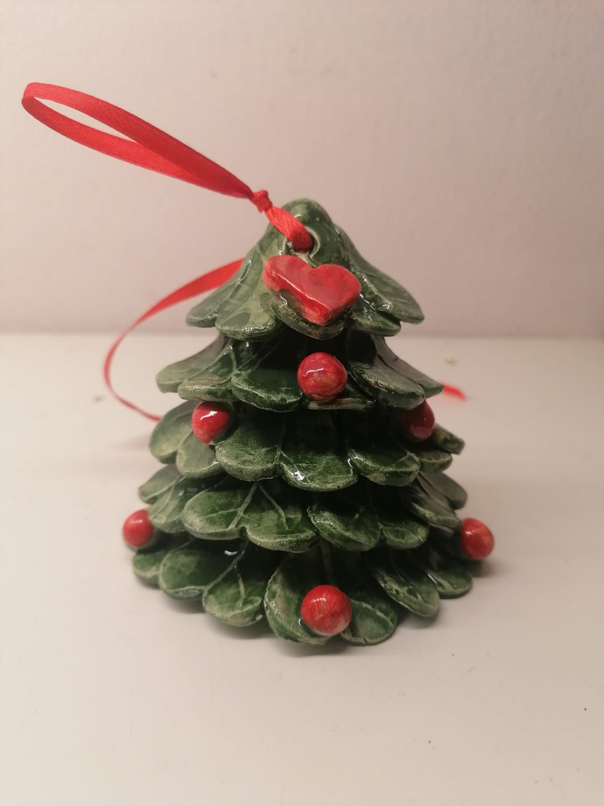 Decorazione ad albero di natale in ceramica dipinta a mano