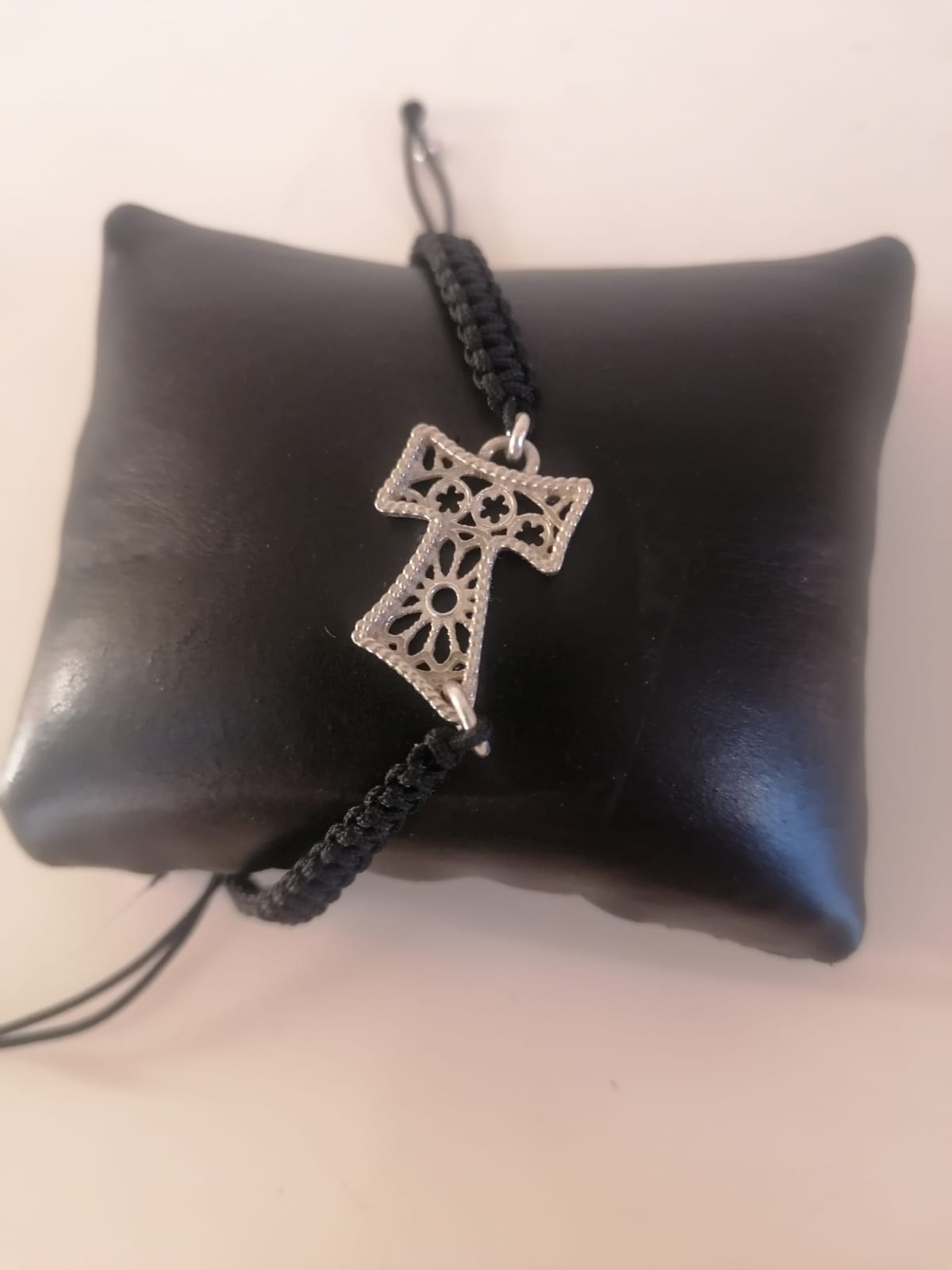 Bracciale cordino nero regolabile con Tau in argento motivo Rosone