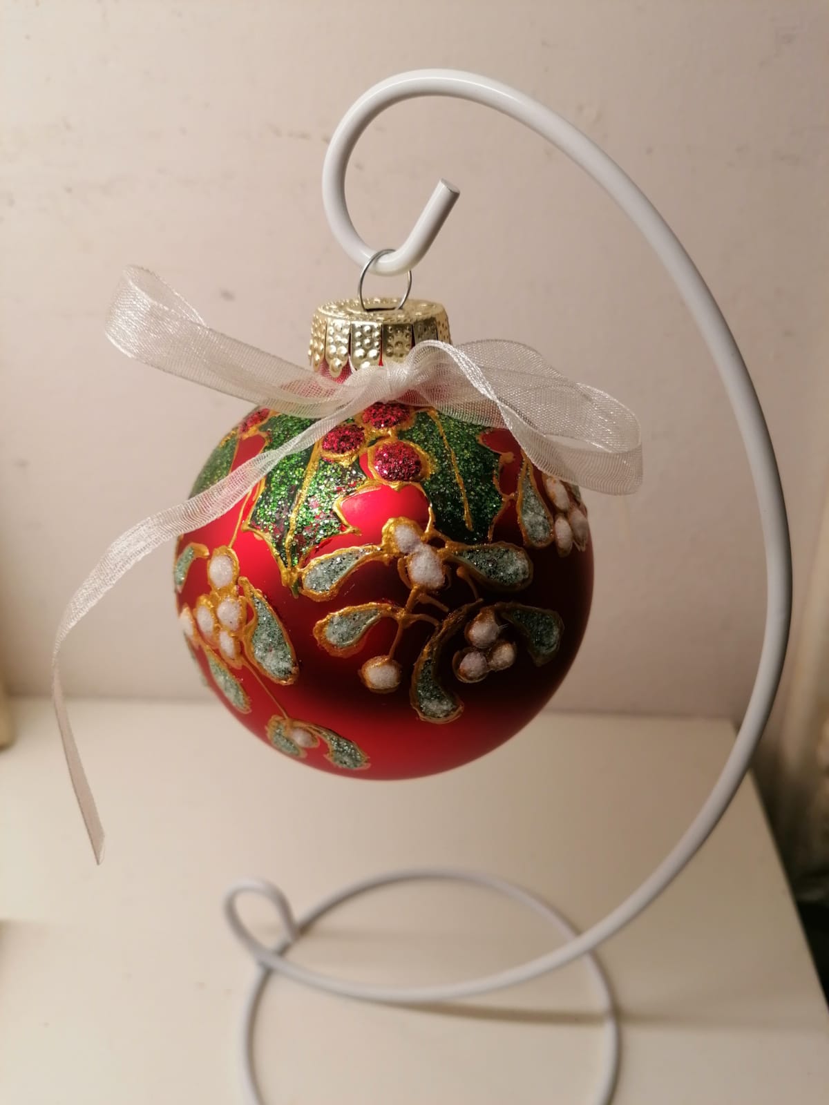 Palla di Natale rossa in vetro dipinto a mano