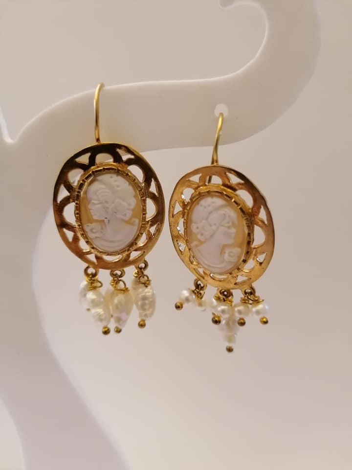 Orecchini in bronzo dorato cammeo e perline