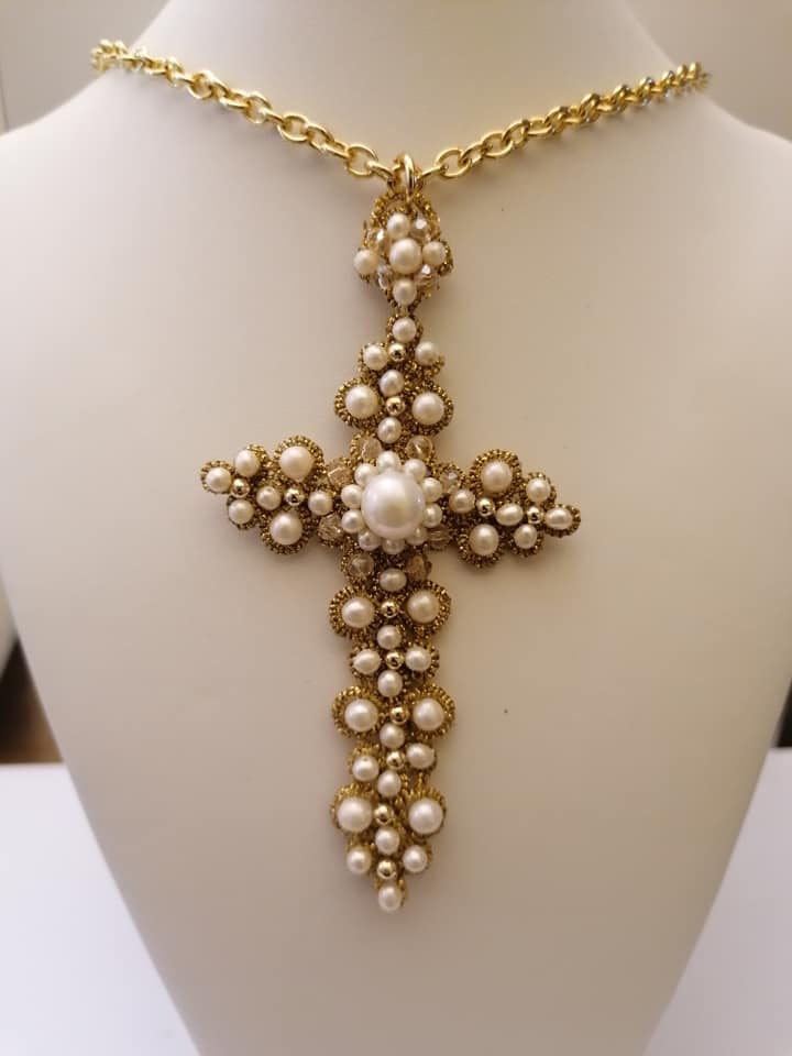 Croce con collana lunga con pizzo chiacchierino e perle