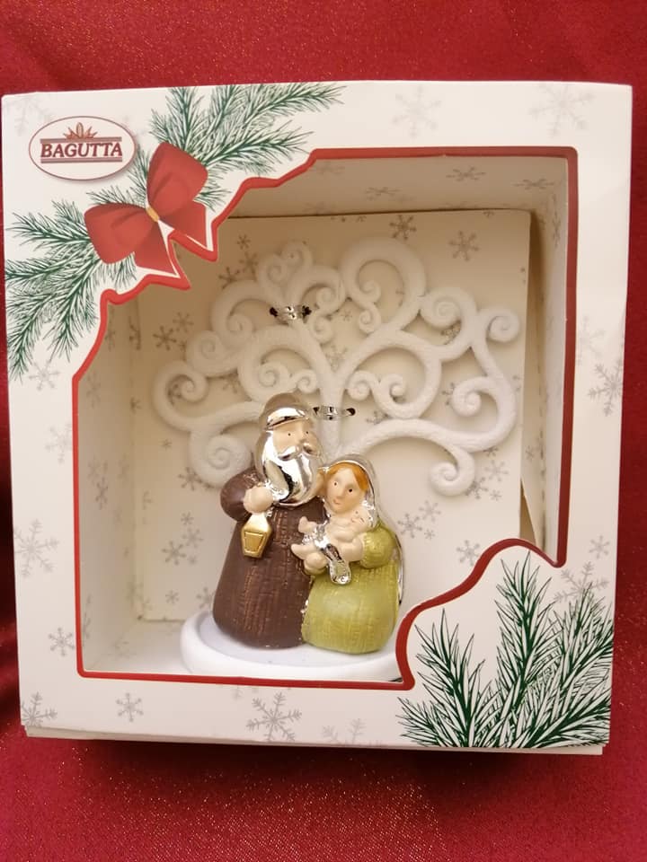 Sacra famiglia in resina dipinta e lumeggiata con argento Natale