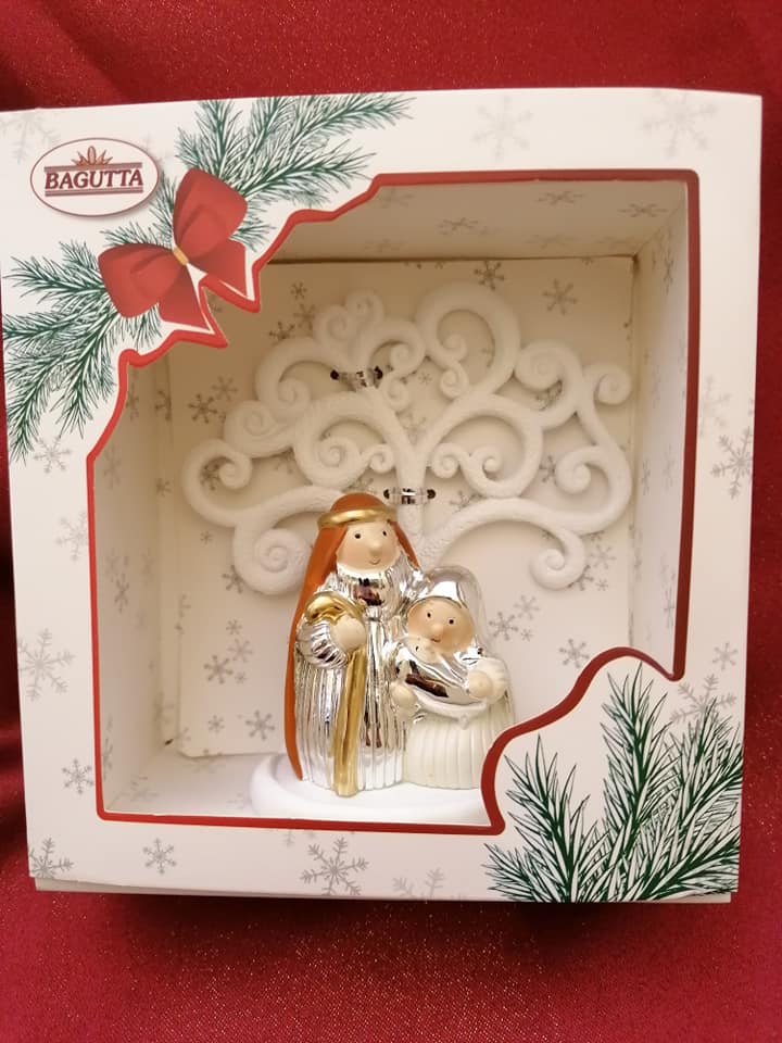 Sacra famiglia in resina dipinta e lumeggiata con argento Natale