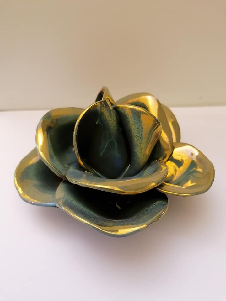 Rosa grande in ceramica al lustro