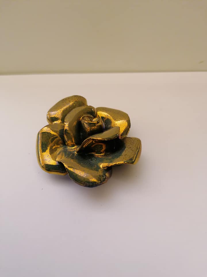 Rosa piccola in ceramica al lustro
