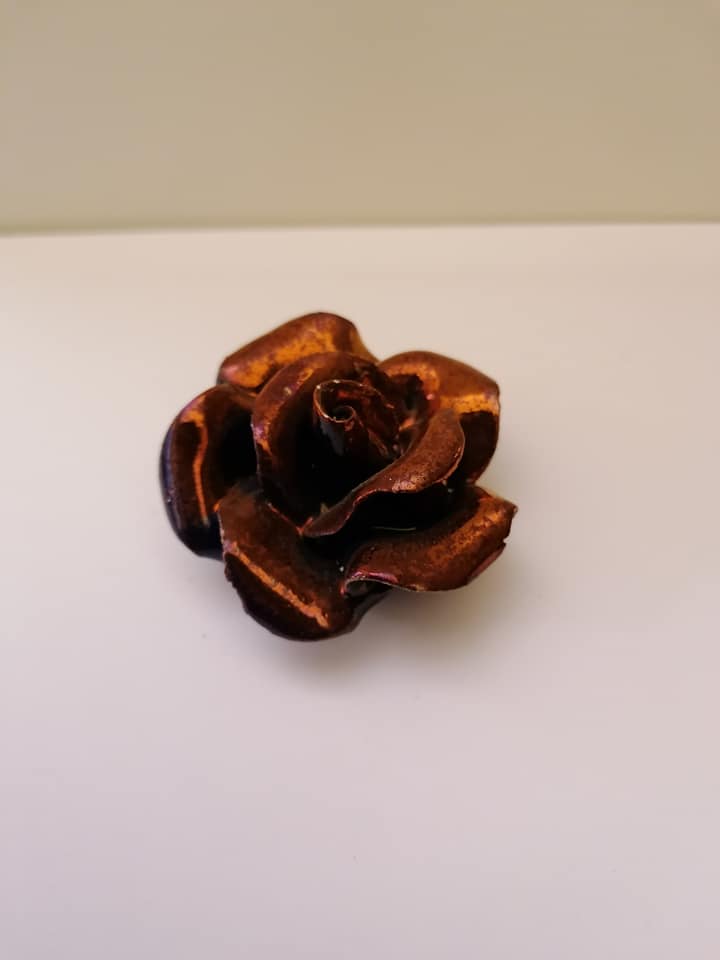Rosa piccola in ceramica al lustro