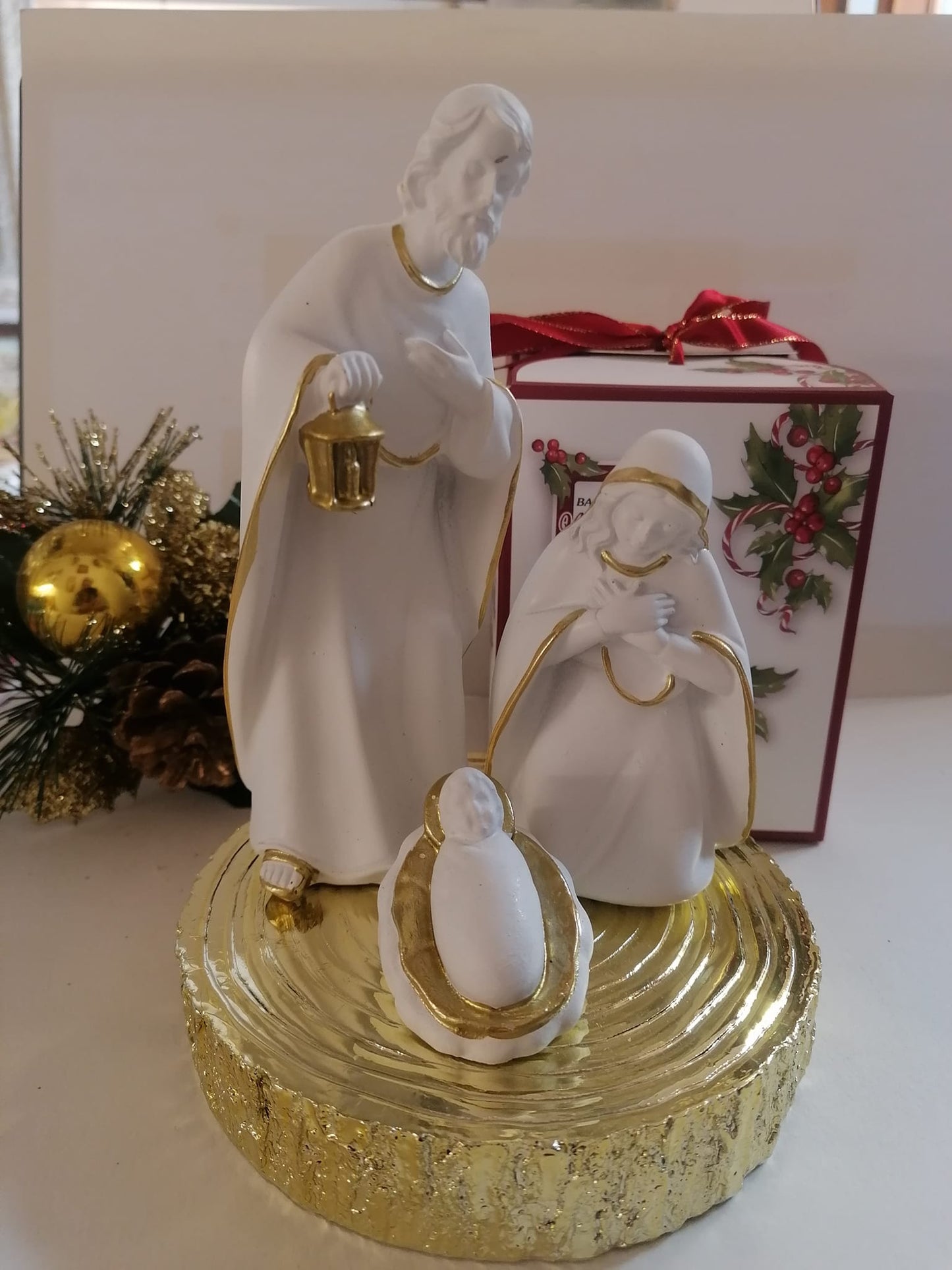 Sacra Famiglia Natività Presepe bianco con base tronco oro