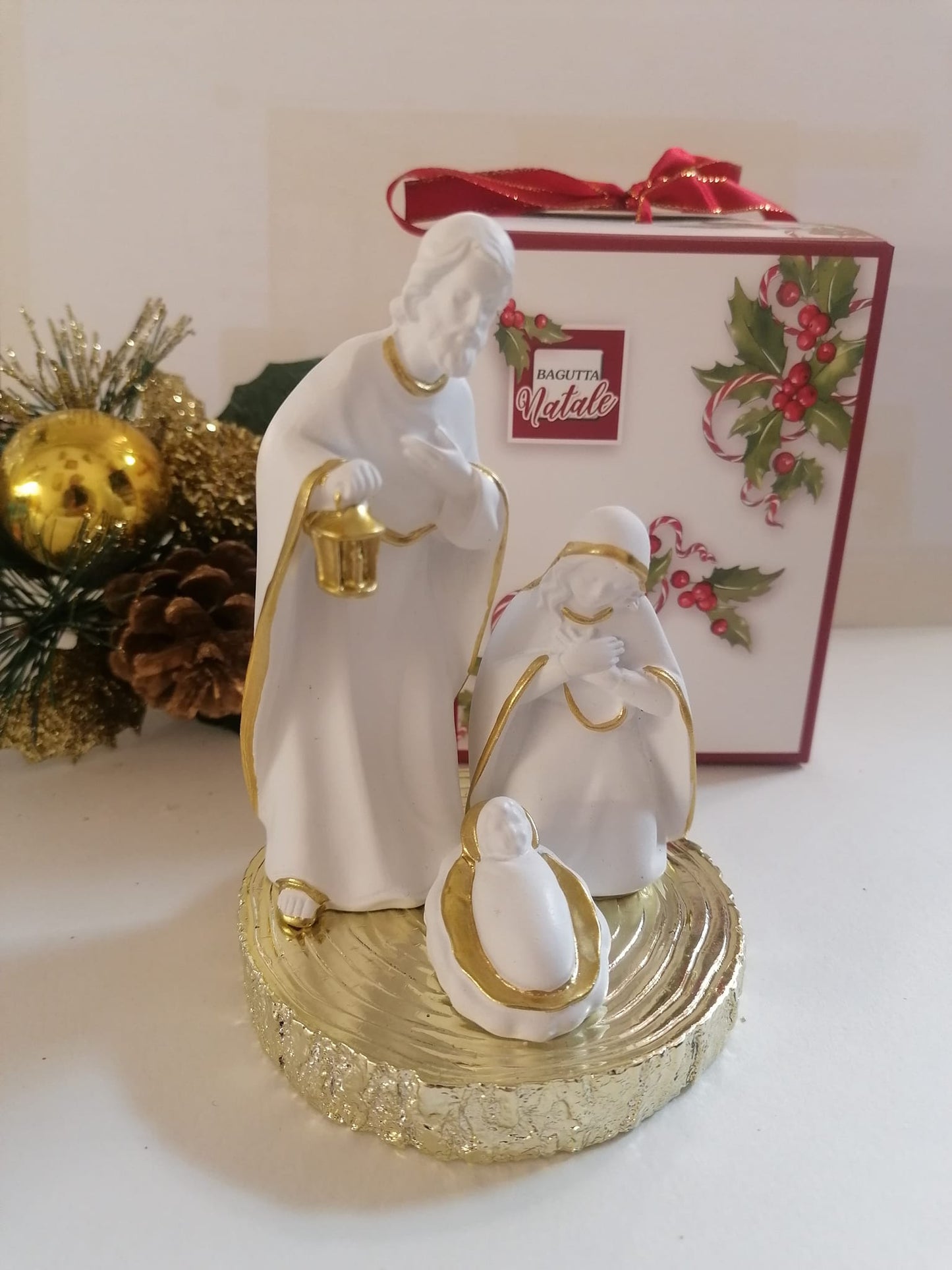 Sacra Famiglia Natività Presepe bianco con base tronco oro