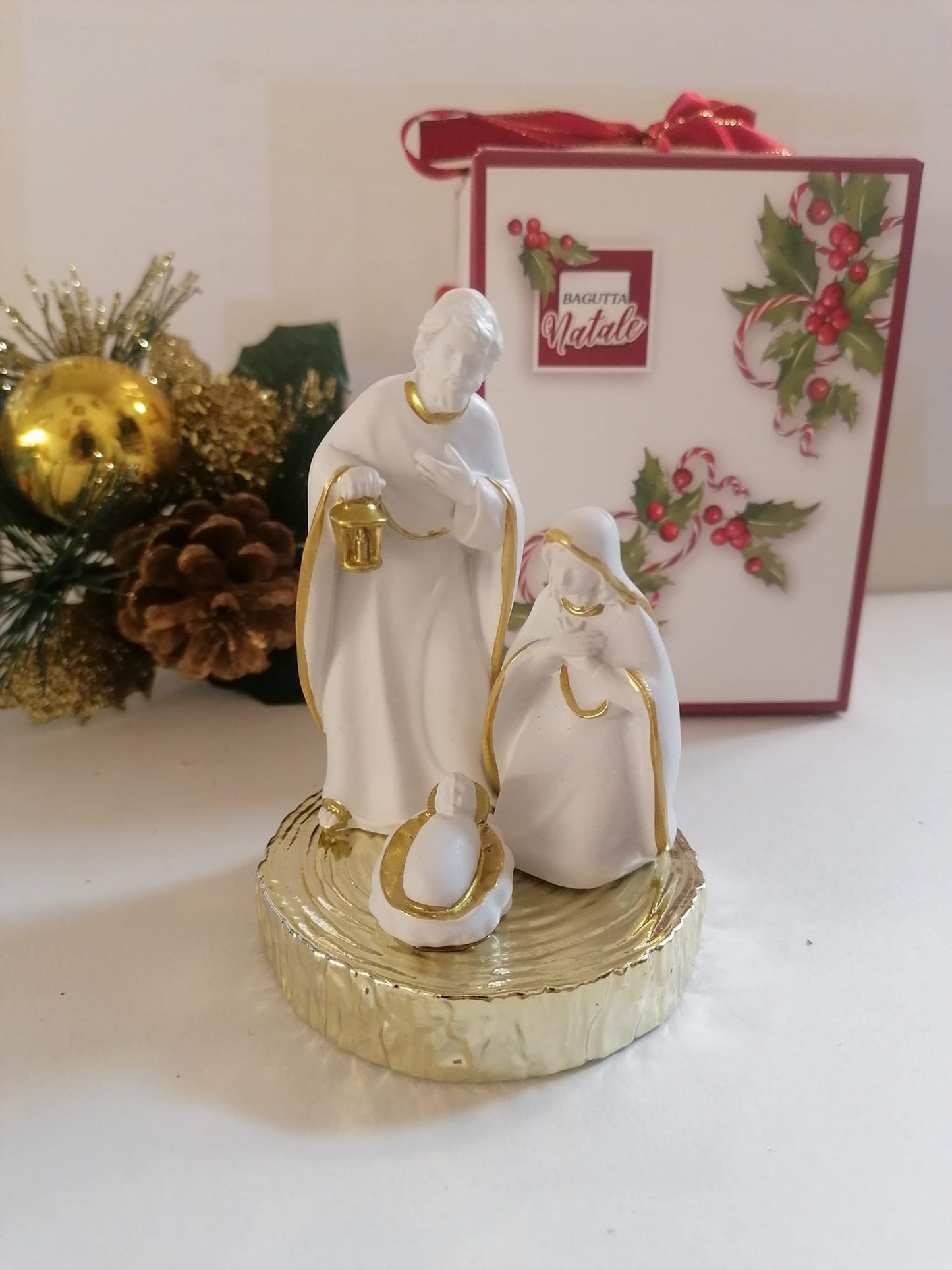 Sacra Famiglia Natività Presepe bianco con base tronco oro