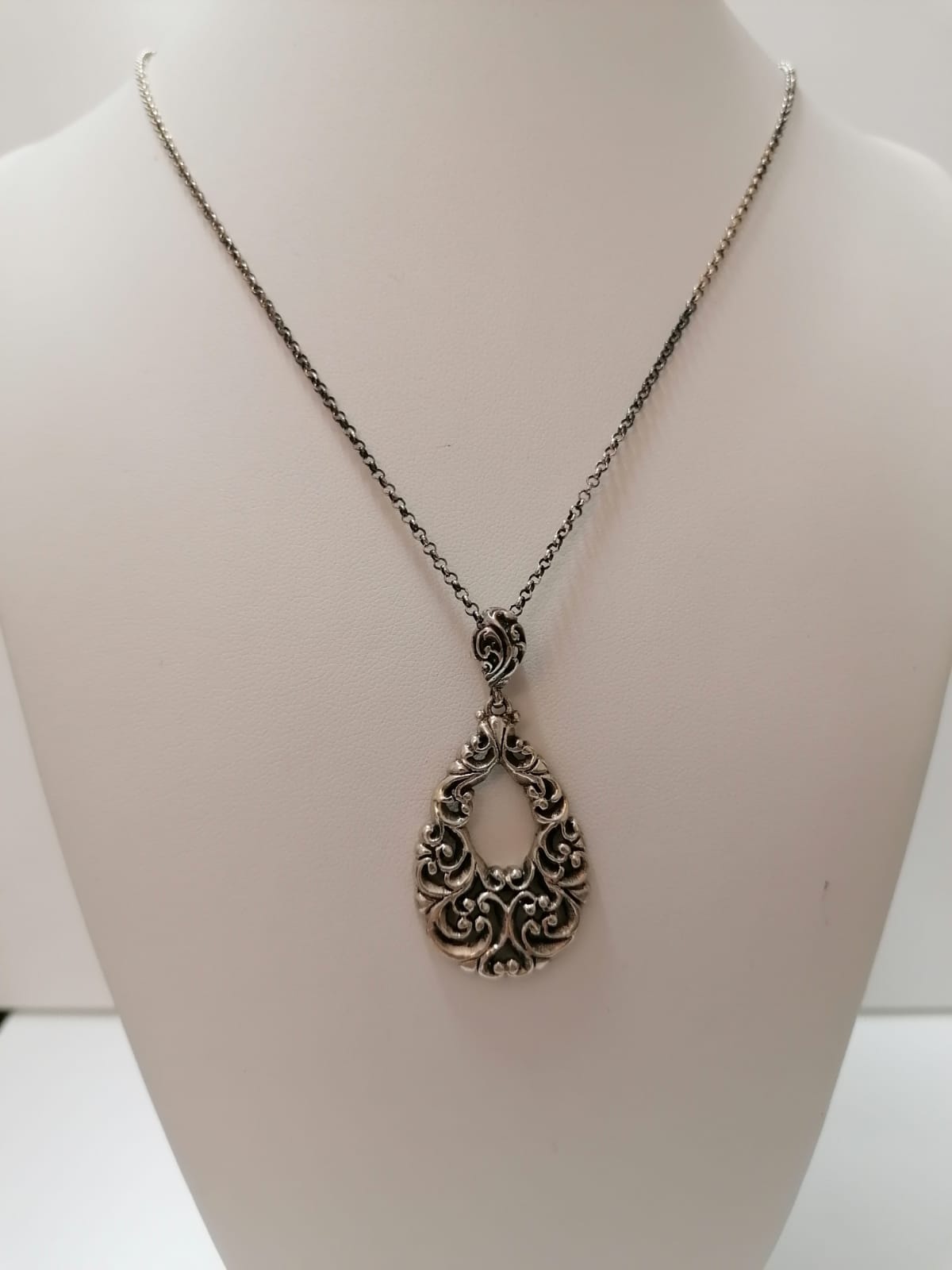 Silver drop pendant with arabesques