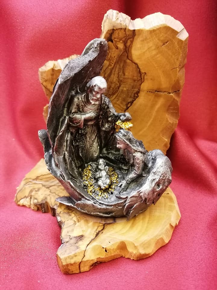 Natività in lava con ritocchi oro e legno d'olivo.