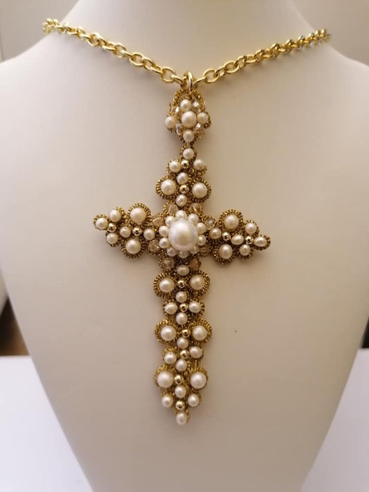 Croce con collana lunga  con pizzo chiacchierino e perle