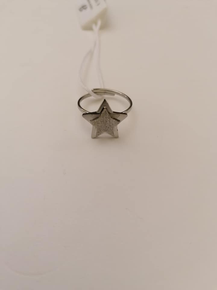 Anello in acciaio con stelle